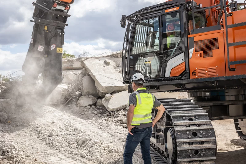 Projektmanager beobachtet Baustelle Projektmanager beobachtet Baustelle