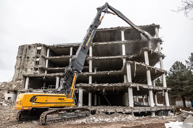 Baumaschine beim Rückbau Baumaschine beim Rückbau